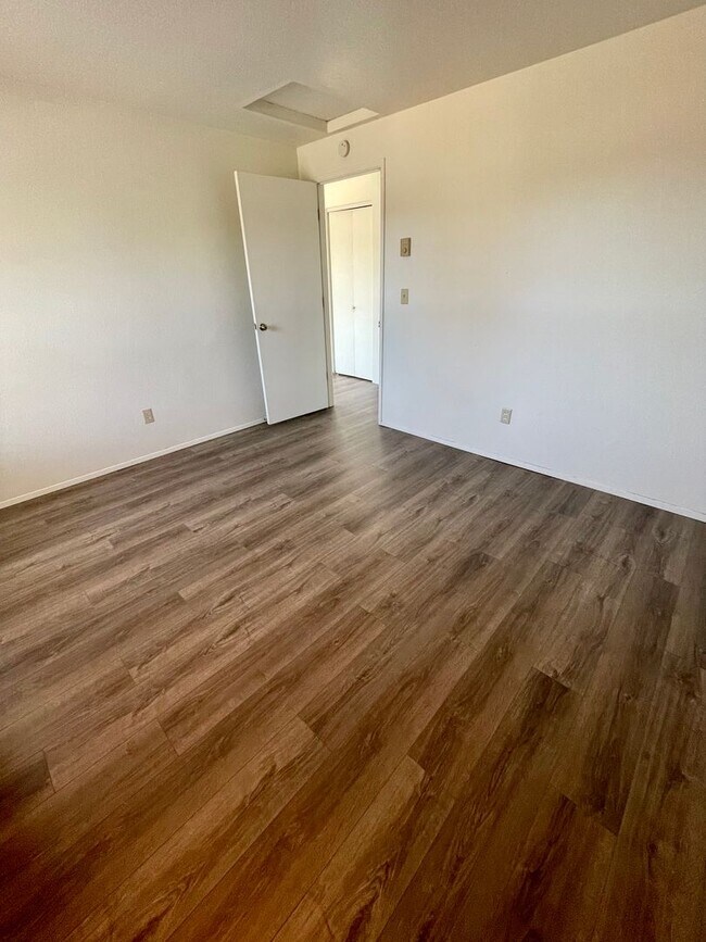 Building Photo - Adorable Top Unit Located in Ferndale