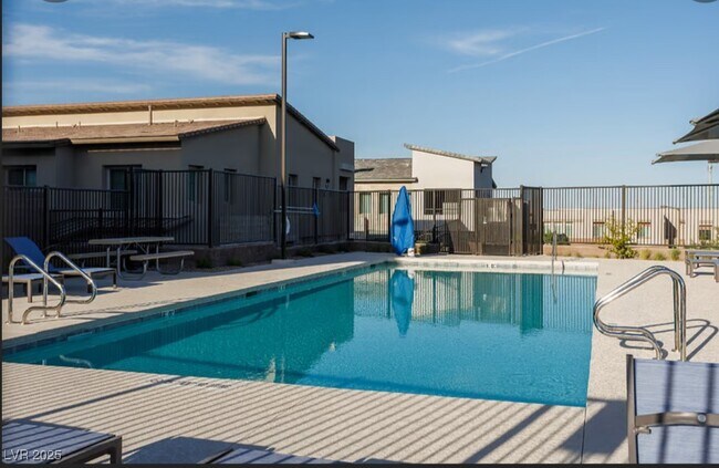 Building Photo - 600 Carriage Hill Dr