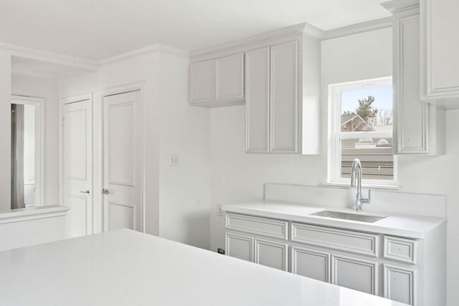 Building Photo - 612 W Alabama St