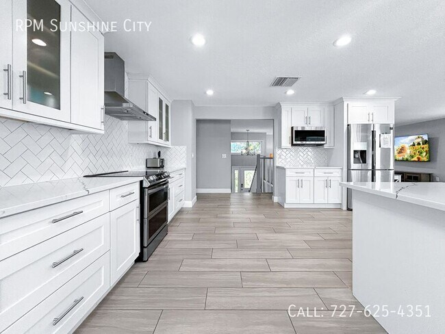 Building Photo - 3033 Pineview Dr