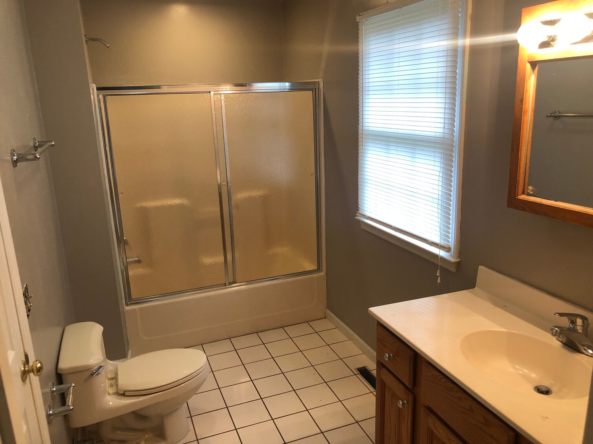 Jack N Jill Bath - 251 Rembrandt Dr