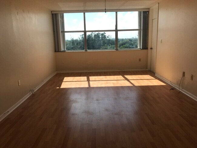 Building Photo - 1300 NE Miami Gardens Dr