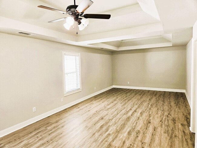 Building Photo - 5 Bedroom / 4 Bath Single Family Home