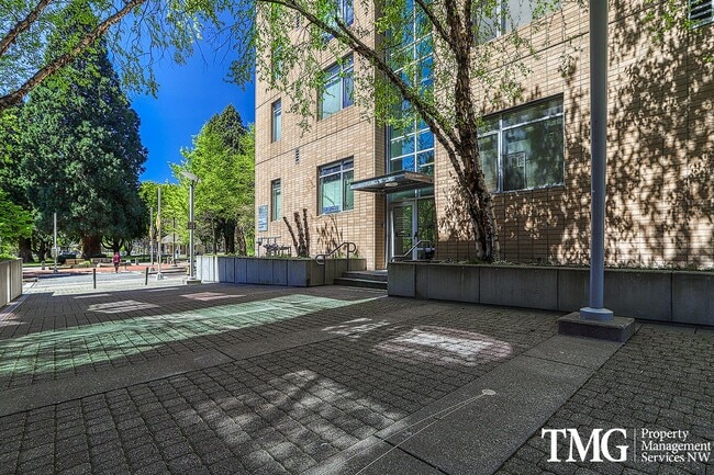 Building Photo - 2 Bed 2 Bath Downtown 3rd Floor Condo Wate...