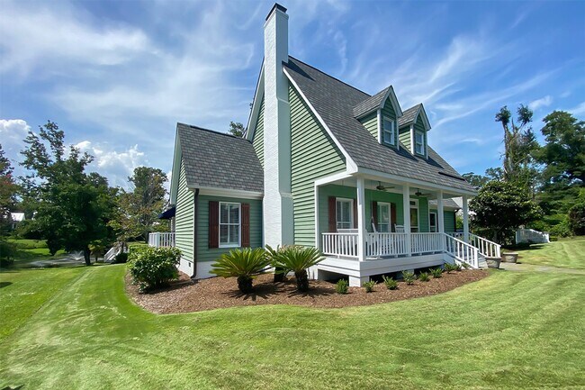 Building Photo - Beautifully FURNISHED Off Season 3bd/2.5 BA Single Family Home