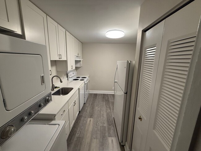 Building Photo - Spacious Ground Floor Condo in Silver Spring