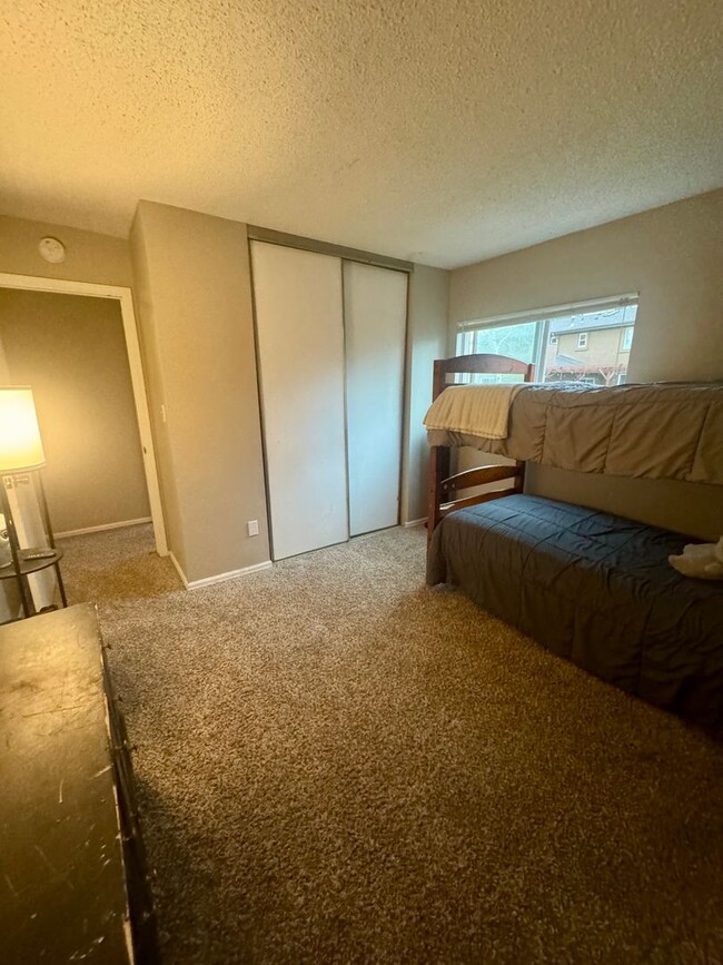 Building Photo - 3 bedroom/2 bath Centrally Located home in...