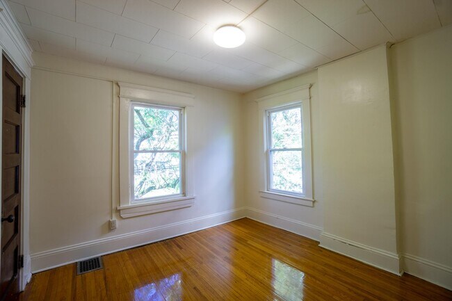 Building Photo - AVAILABLE 7/1/26 - Spacious Single Family ...