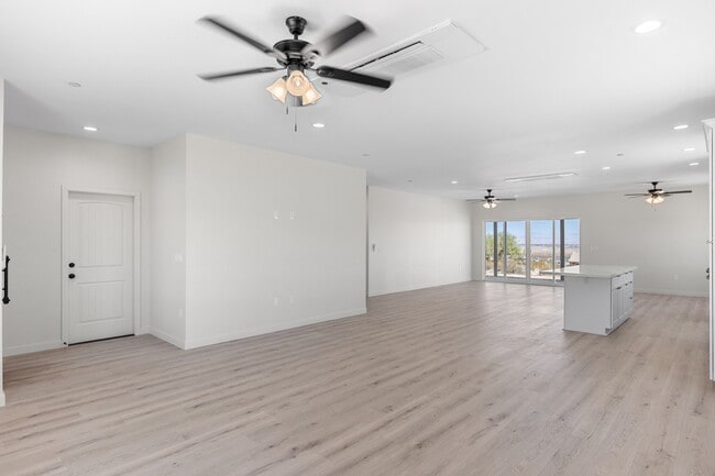 Building Photo - 10201 Crest Rd