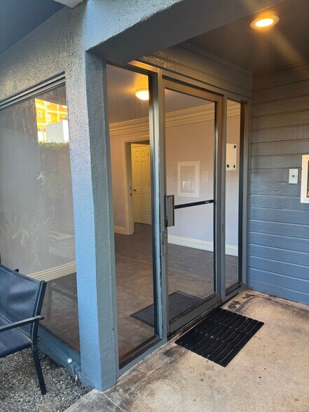 Call box building entrance - 18 N Venice Blvd