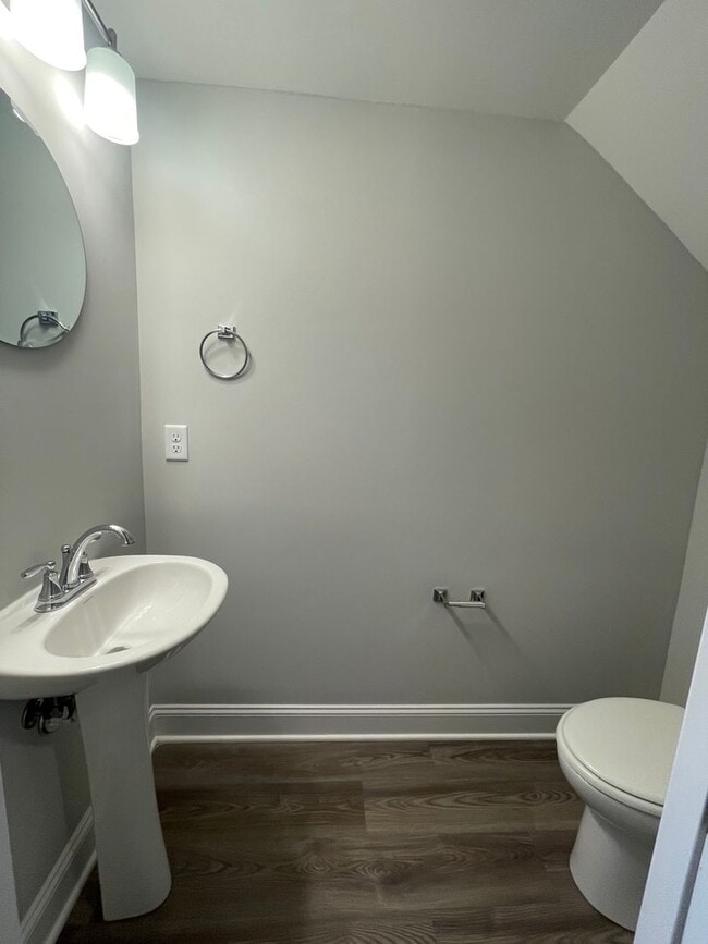 Building Photo - 3 Bedrooms, 2.5 Baths 2-story townhome