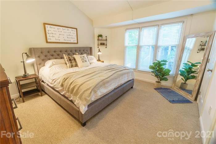 Building Photo - 423 W 8th St