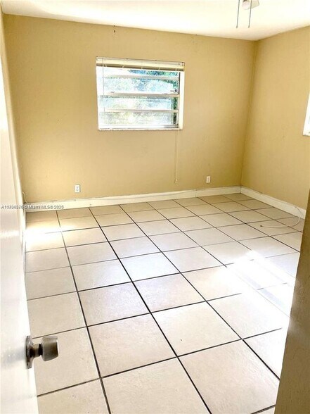 Building Photo - 624 SW 16th Ave