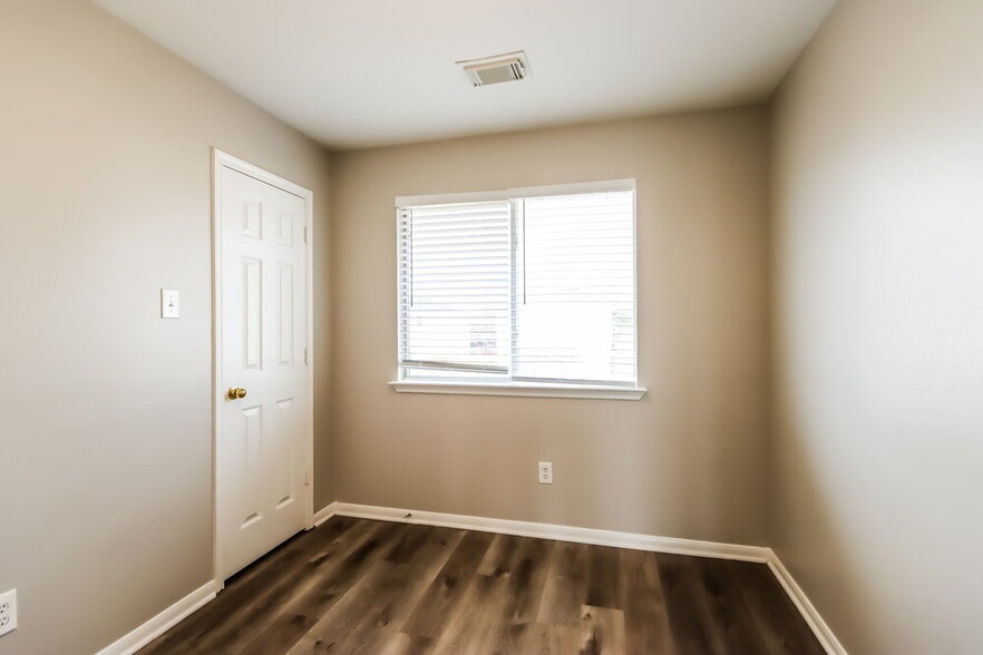 Building Photo - 1111 Richcrest Dr