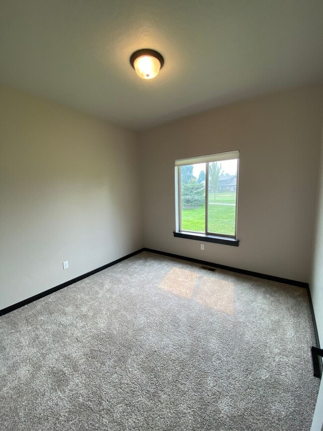 Building Photo - BLANCHARD GOLF COURSE HOME (APP#43)
