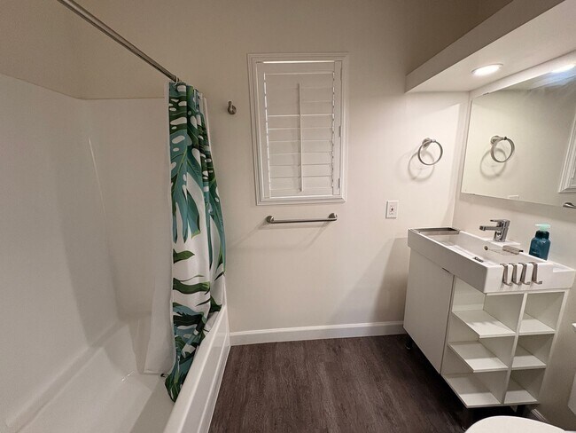 Building Photo - ***MOVE-IN SPECIAL*** AVAILABLE NOW! 2 Bedroom 2 bathroom upstairs unit located in Ontario