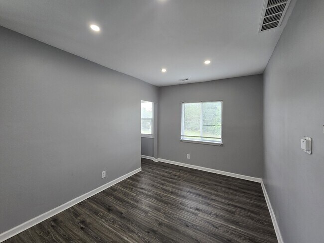 Building Photo - 9340 Moffat Ave