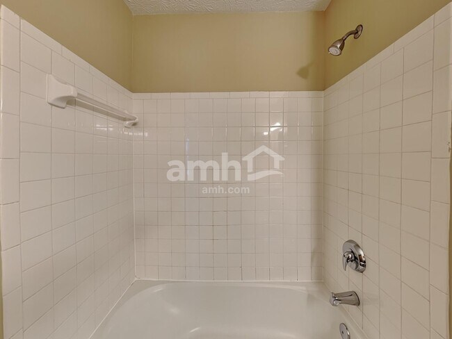 Building Photo - 555 Allis Pl E