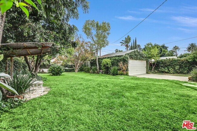 Building Photo - 5723 Cantaloupe Ave