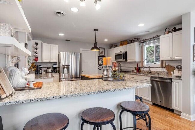 Building Photo - 1069 Sauganash Dr