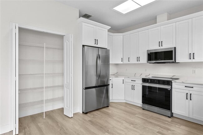 Building Photo - 12917 Grovehurst Ave