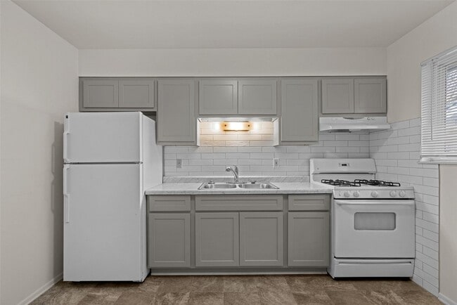 Building Photo - 3557 High Dr