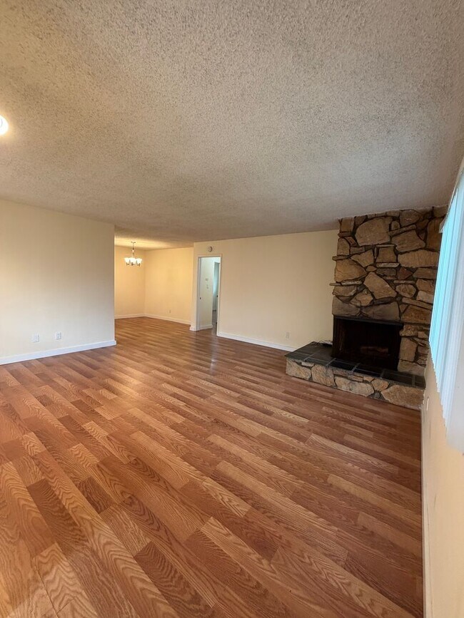 Building Photo - Newport Ave