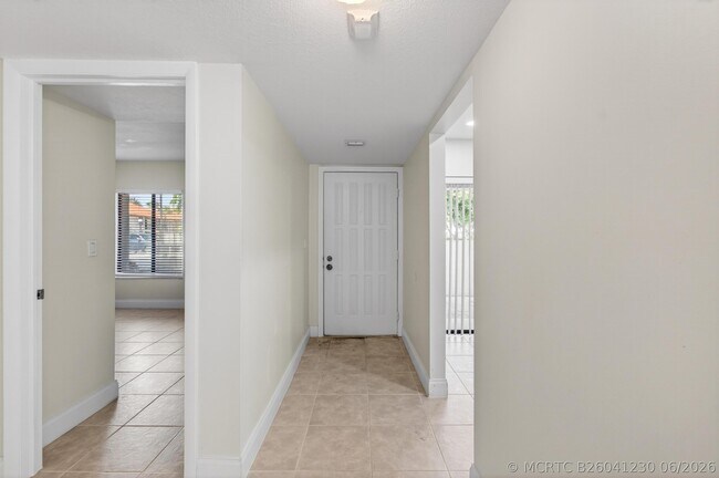 Building Photo - 351 Club Cir
