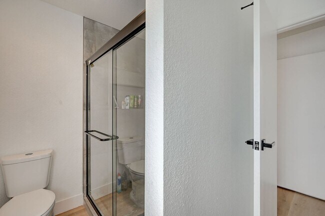 Building Photo - Furnished 4 bedroom home in the Lakes!