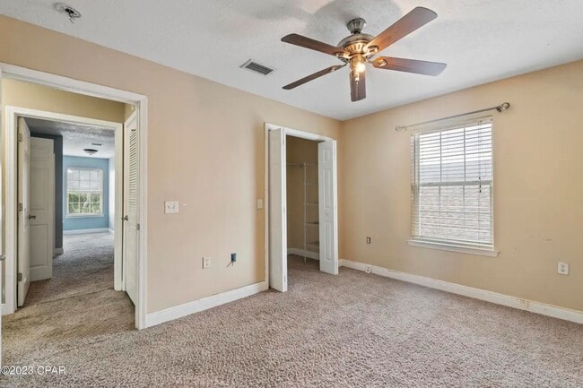 Building Photo - 3 Bedroom / 2 Bath Townhome