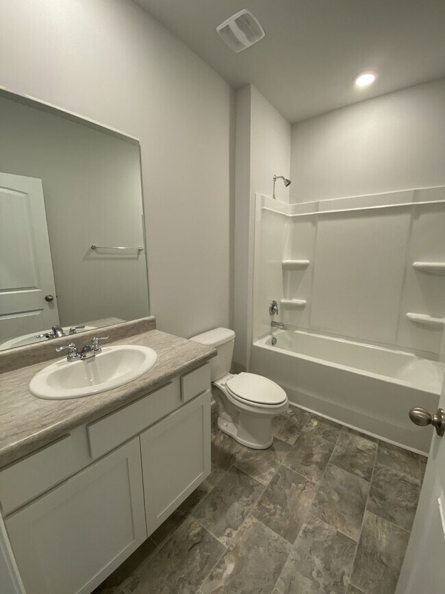 Building Photo - Nice Four Bedroom Home in Lebanon