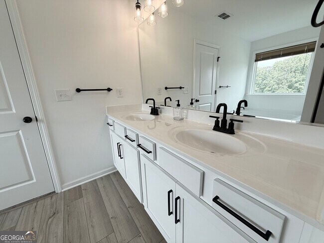 Building Photo - 207 Foxhill Dr