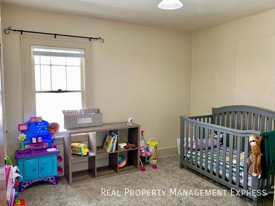 Building Photo - 2 Bedroom + Bonus Office in Central Sioux Falls!