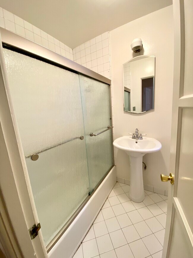 Bath - 1935 1/2 Palmerston Pl