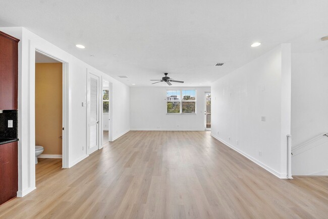 Building Photo - LARGE 3-bed, 3-bath townhome with 2-car ga...