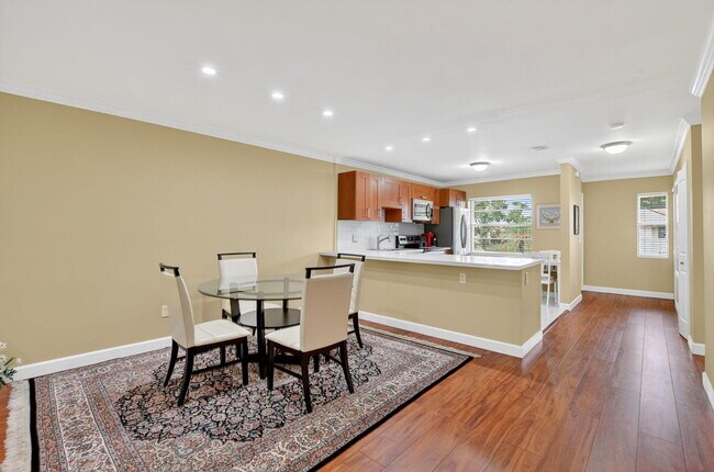 Building Photo - 9268 Vista Del Lago