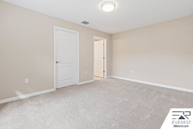 Building Photo - FULLY FENCED, LIKE NEW 4/3/2 ON A QUIET CUL-DE-SAC