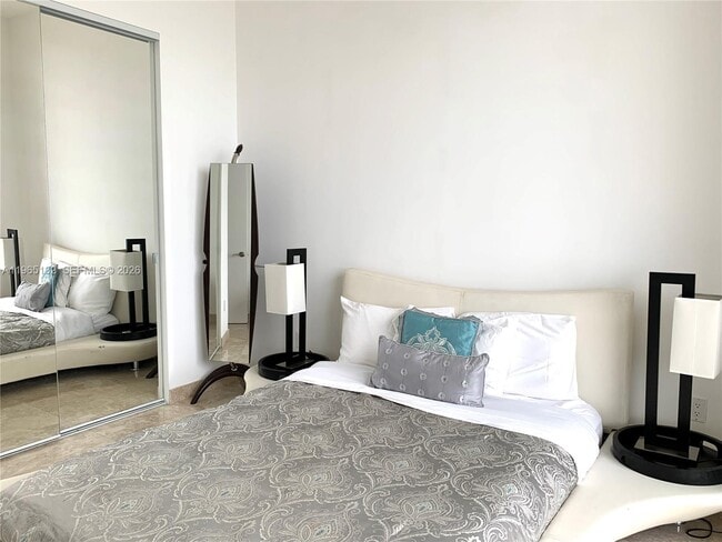 Building Photo - 16001 Collins Ave