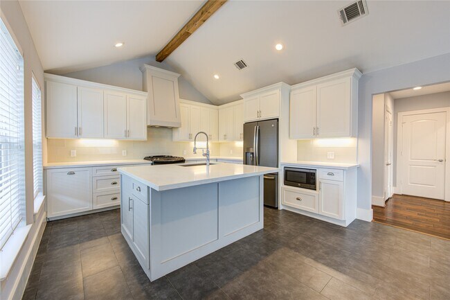 Building Photo - 2401 Eagle St