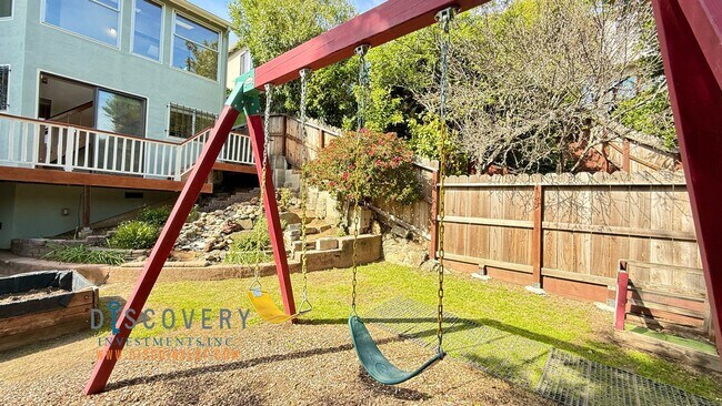 Building Photo - Attractive Mid-Century Modern Dimond Distr...