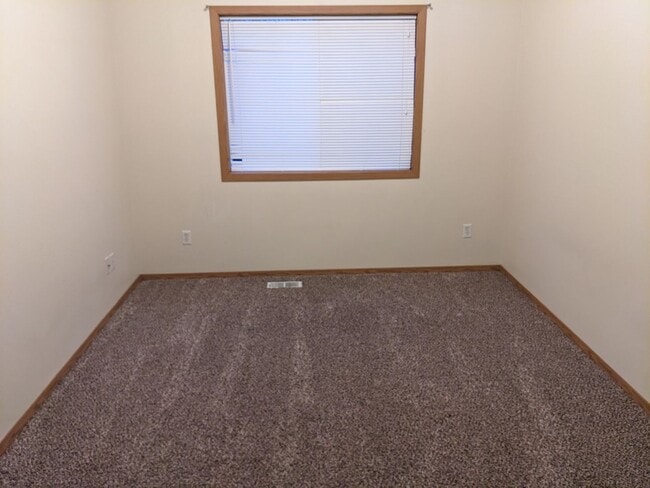Building Photo - 3 Bedroom home