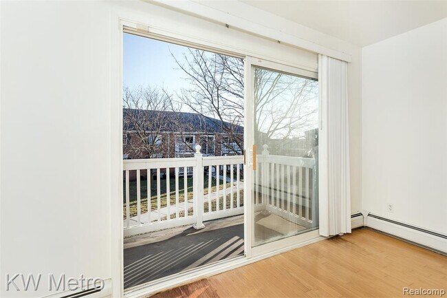 Building Photo - 2425 Torquay Ave