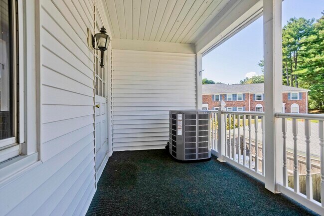 Building Photo - 40 Yorktown Dr