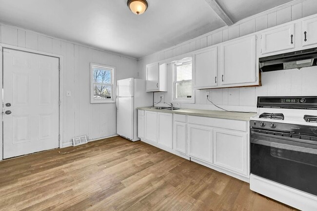 Building Photo - 3132 Elyria Ave