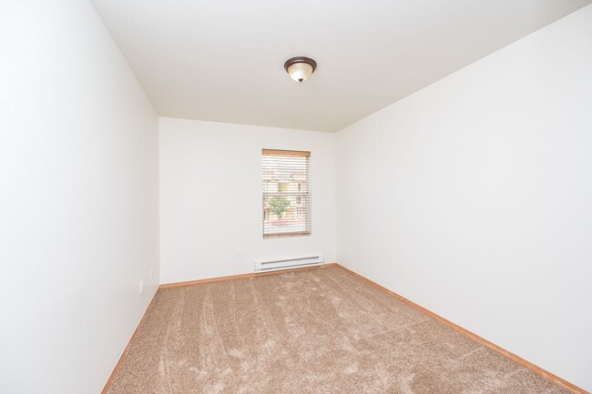 Building Photo - 3 Bedroom 2.5 Bath with fenced yard
