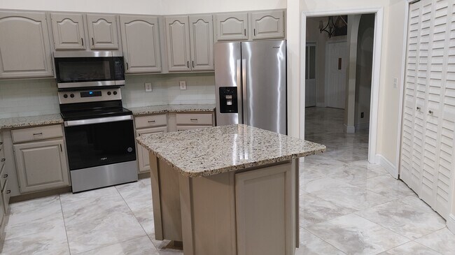 Building Photo - 6325 Winding Lake Dr