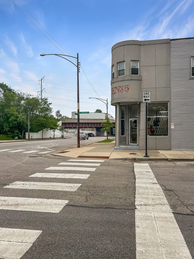 Primary Photo - 1035 E 75th St