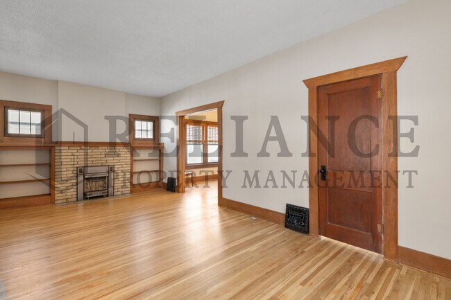 Building Photo - 410 S Estelle St