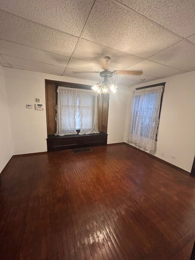 Building Photo - Charming 3-Bedroom Property in Prime Location