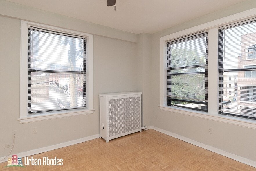 Building Photo - 727 W Belmont Ave